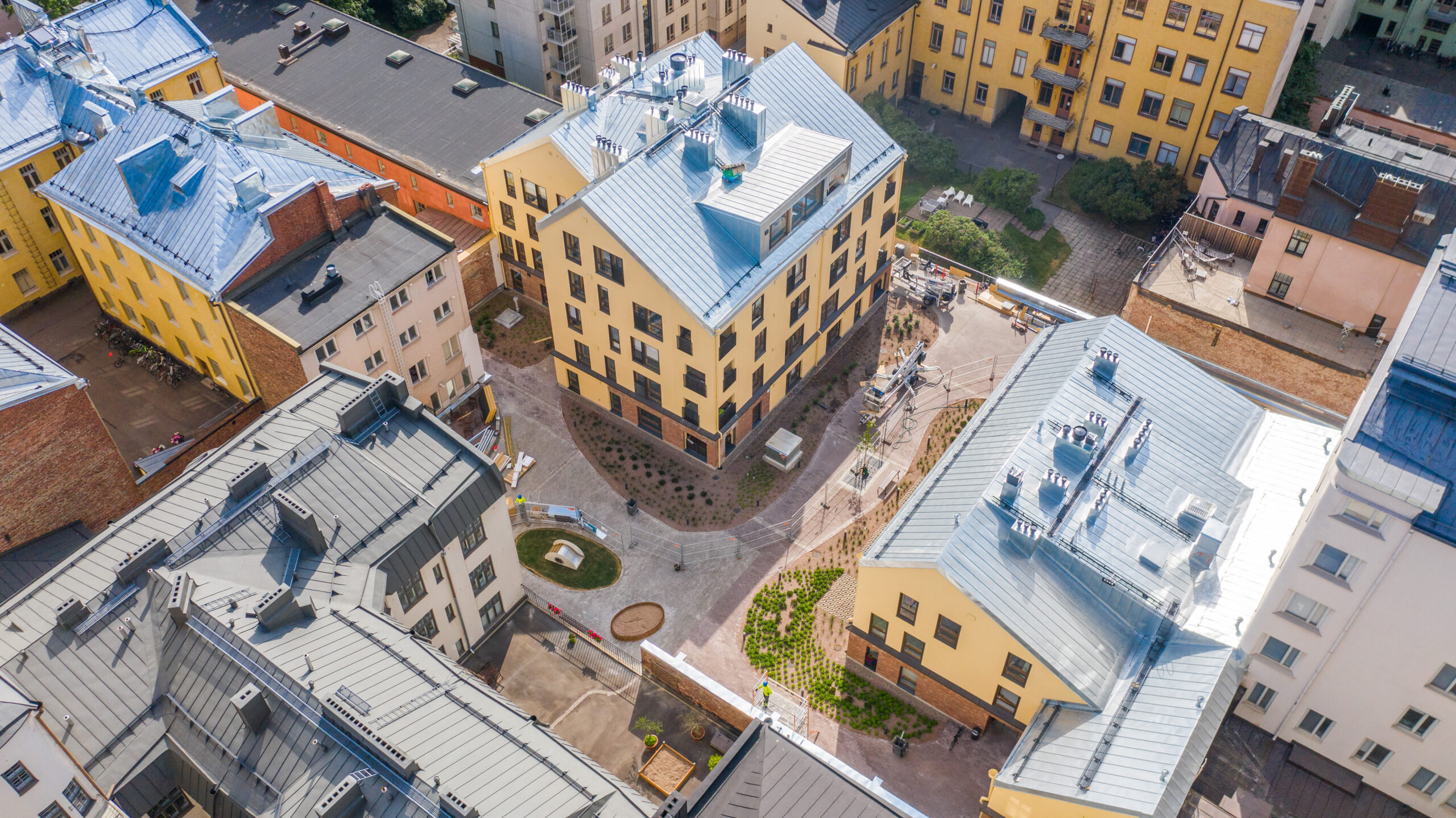 Liisankatu 14 sijaitsee Helsingin tiukassa, perinteikkäässä kantakaupungissa. Täydennysrakentaminen oli mahdollista vain paikalla rakentaen.