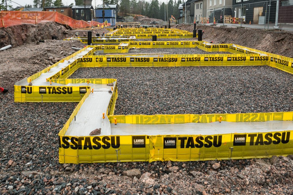 Kokemuksia Tassu-anturamuoteista: Asunto Oy Helsingin Myllypihassa ja Haso Valssimyllyssä