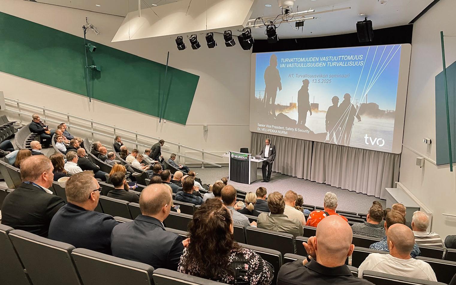 Työturvallisuuden edelläkävijä: kuva Rakennusteollisuus RT ry:n vuoden 2025 turvallisuusseminaarista Vantaalta.