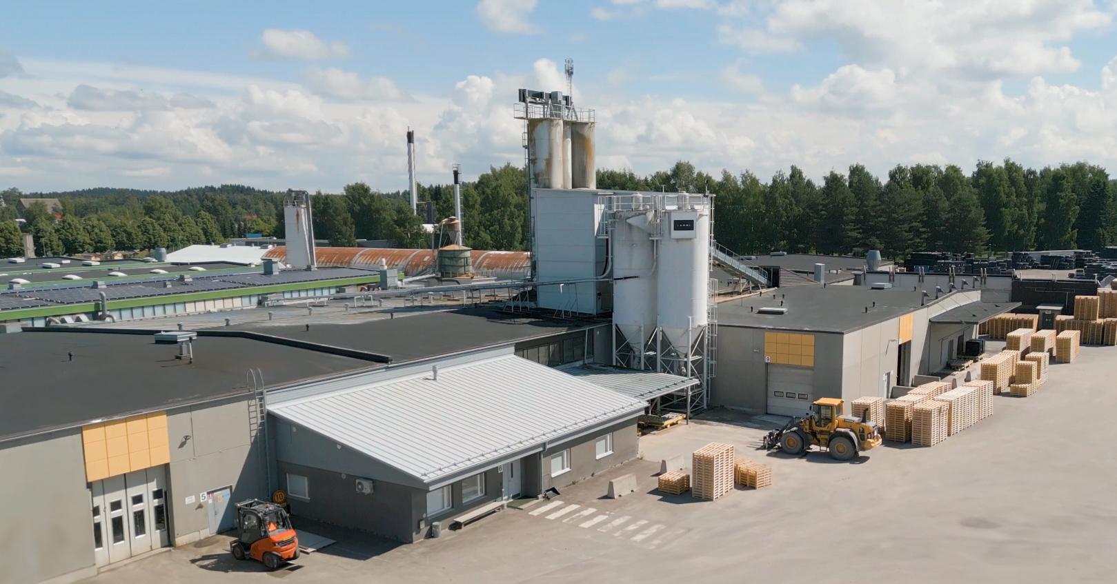 LAMMIN BETONIN TEHTAAN KATTO UUSITTIIN – ASKEL KOHTI VASTUULLISEMPAA TUOTANTOA kuva tehtaasta kuvateksti: Kuva: Lammin Betonin tehdas.