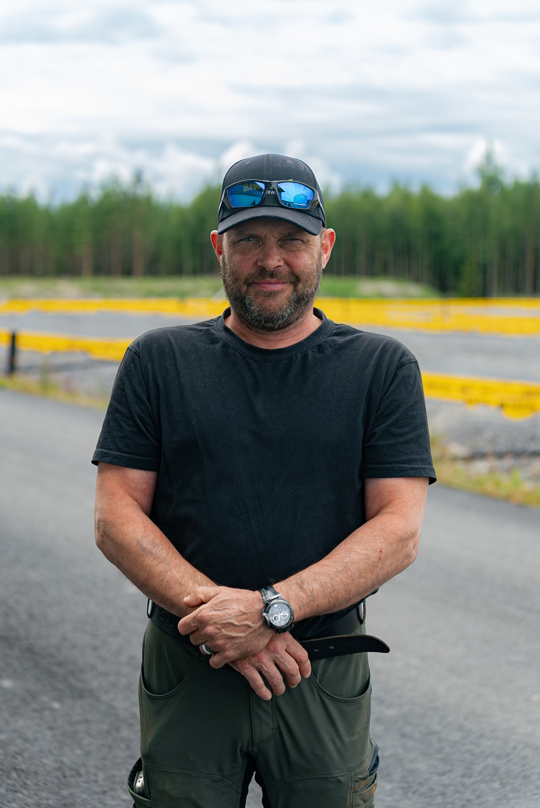 Kalle Koskilahti Koskilahden Maatilan broilerikasvattamon rakennustyömaalla Lapualla
