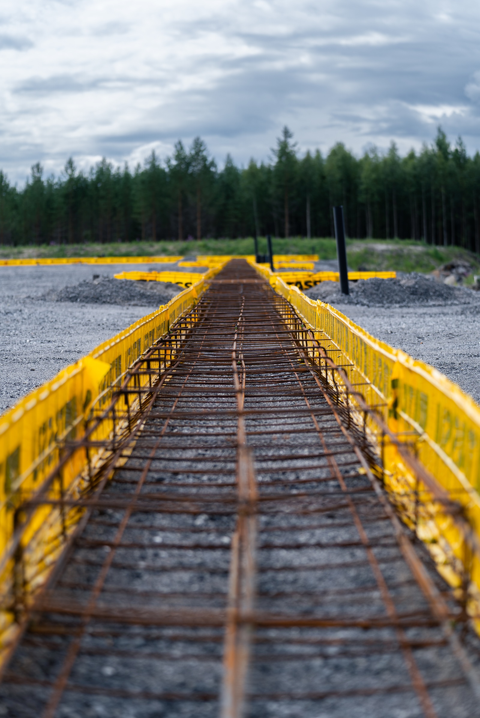 Betonointia varten asennetut Lammi Tassu -valmisanturamuotit broilerikasvattamon perustuksissa