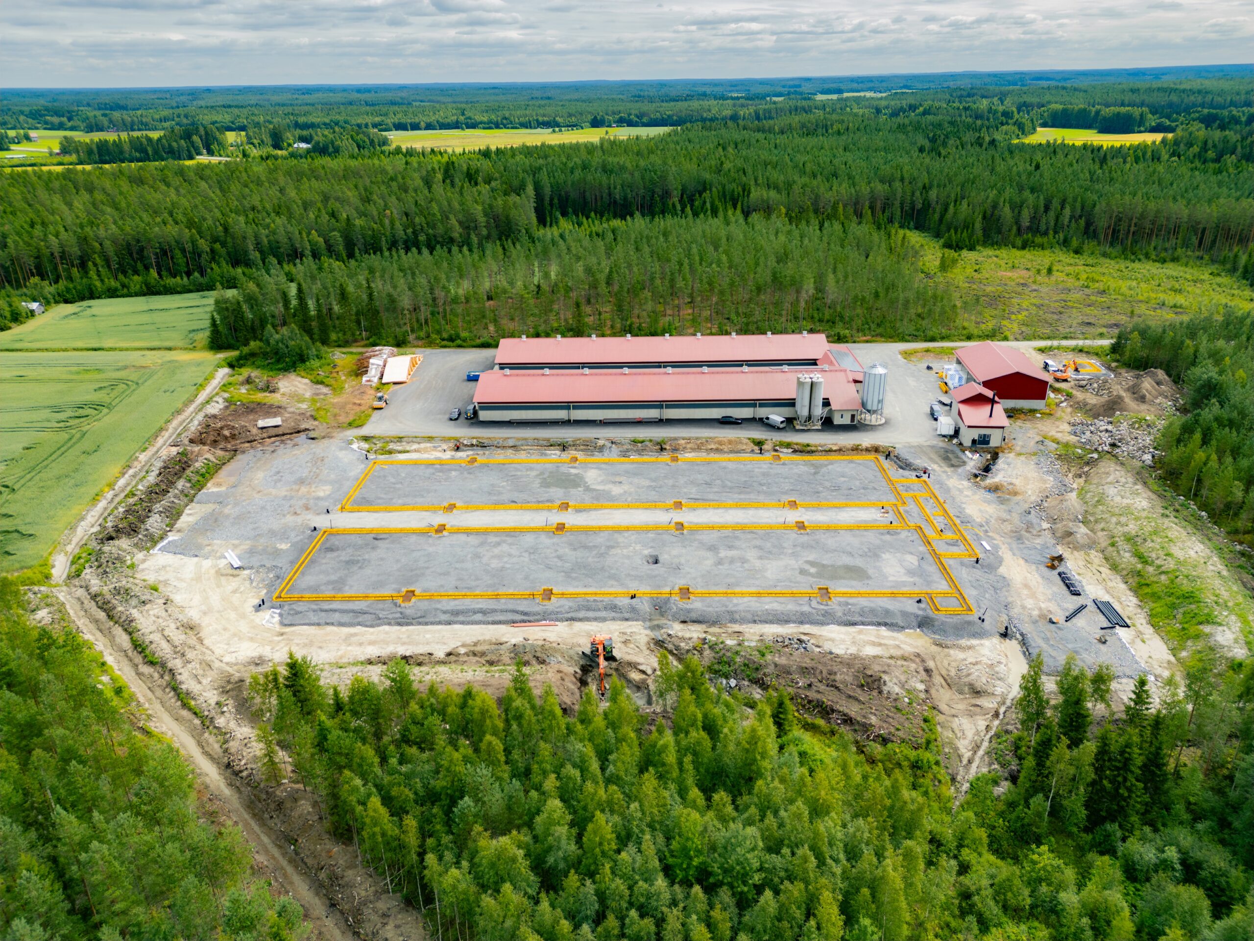 Lammi Tassu -valmisanturamuoteista asennetut pitkät anturalinjat broilerikasvattamon työmaalla